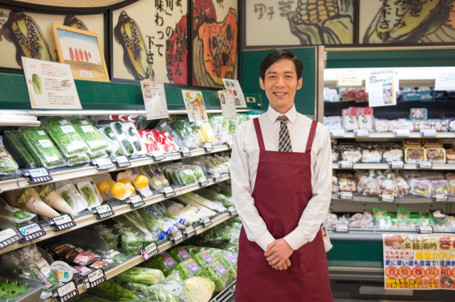 津田沼にあるスーパーで働いている店員の画像